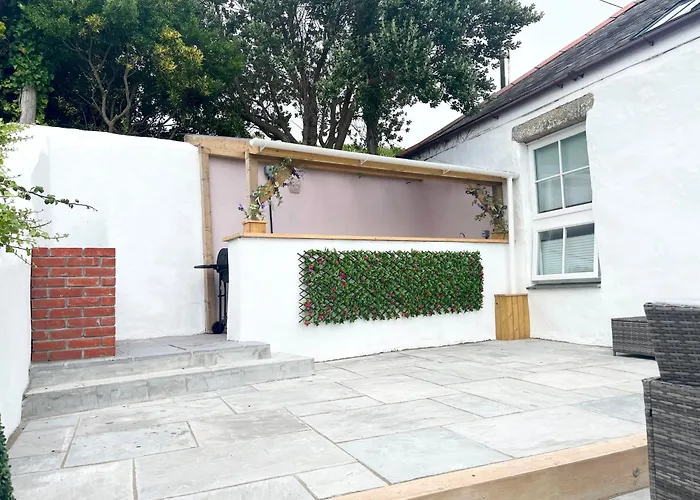 Marazion Charming Retreat For 6 With Social Garden