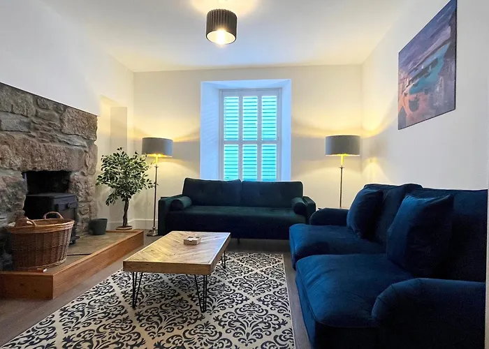 Marazion Charming Retreat For 6 With Social Garden