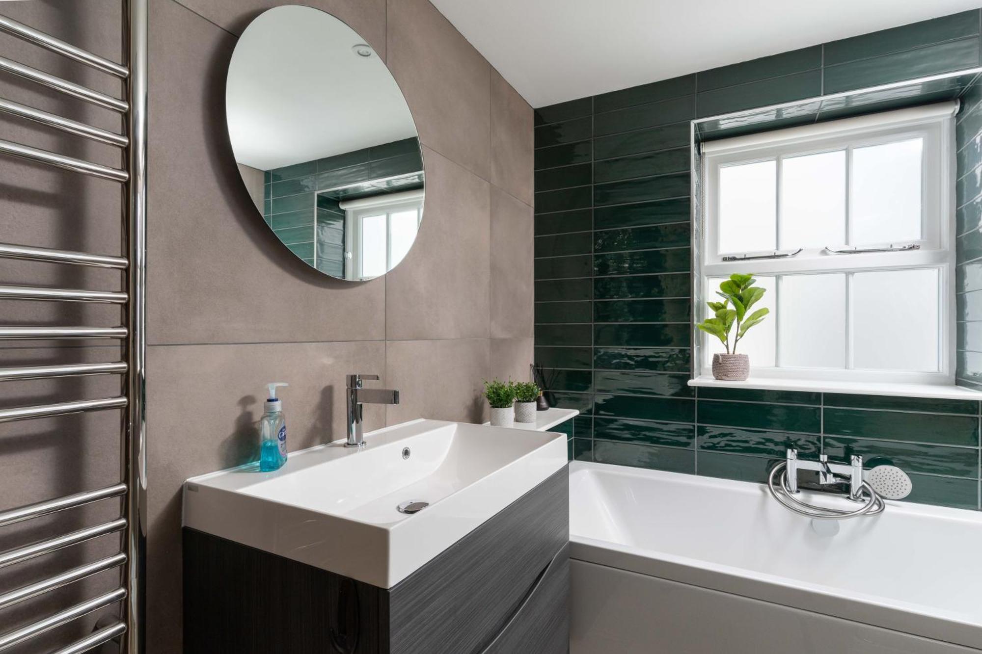 Vakantiehuis Charming Retreat For 6 With Social Garden *