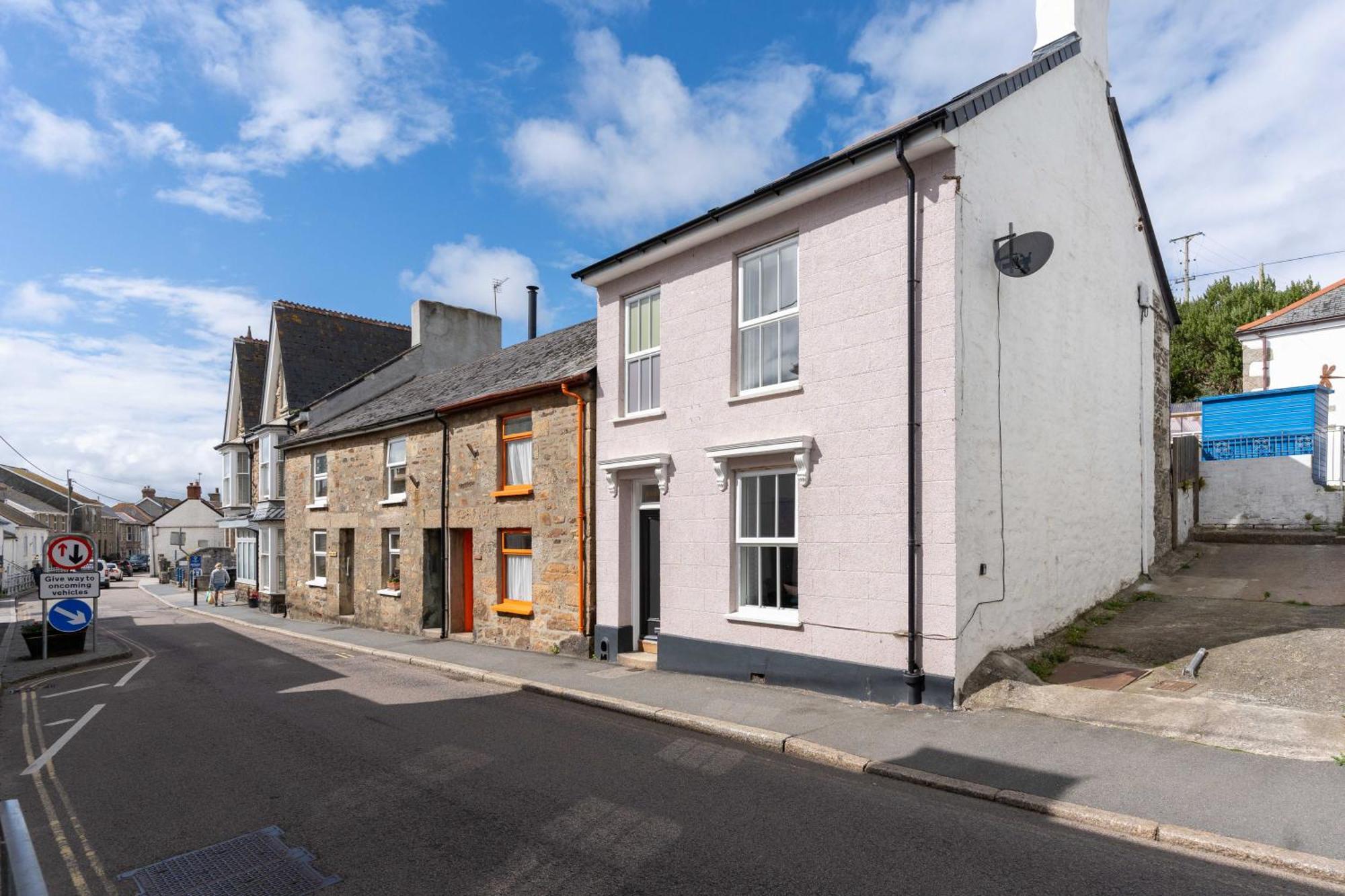 Charming Retreat For 6 With Social Garden Holiday home Marazion